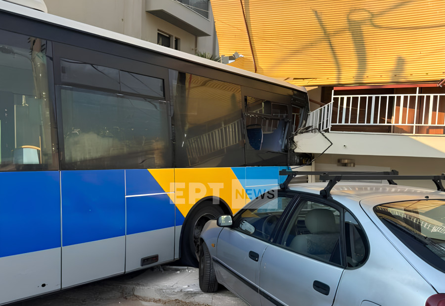 Παπάγου: Λεωφορείο της γραμμής 409 «καρφώθηκε» σε σπίτι
