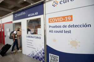 Ευρωπαϊκά αεροδρόμια: Αδικαιολόγητοι οι έλεγχοι σε επιβάτες από Κίνα