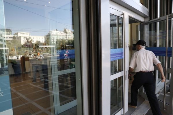 Αναβάλεται το άνοιγμα νέων τραπεζικών λογαριασμών- Ενστάσεις δανειστών