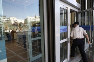 Αναβάλεται το άνοιγμα νέων τραπεζικών λογαριασμών- Ενστάσεις δανειστών