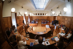 Η κακόγουστη παράσταση στην Επιτροπή Θεσμών