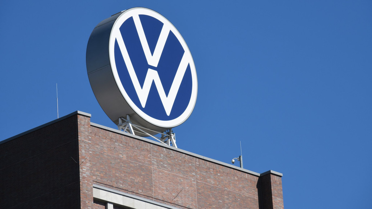 Volkswagen: Προς πώληση το 15% της θυγατρικής της Traton