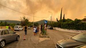 Aνεξέλεγκτη η φωτιά στα Βίλια - Κατευθύνεται προς Μέγαρα