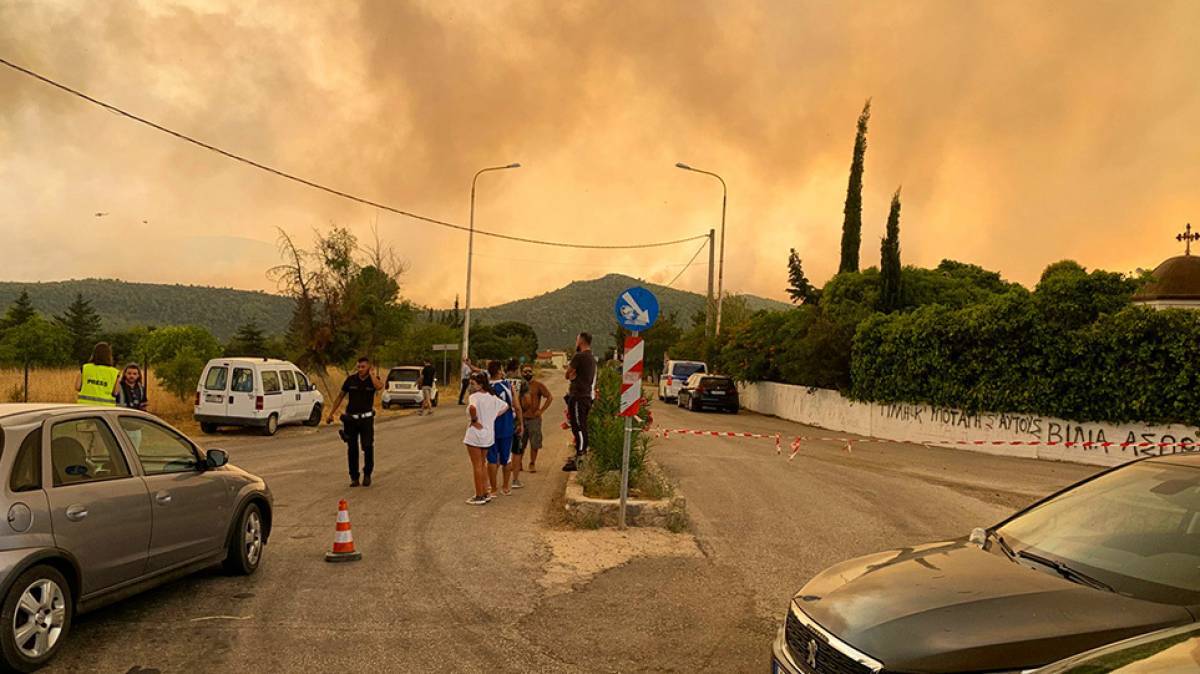 Aνεξέλεγκτη η φωτιά στα Βίλια - Κατευθύνεται προς Μέγαρα