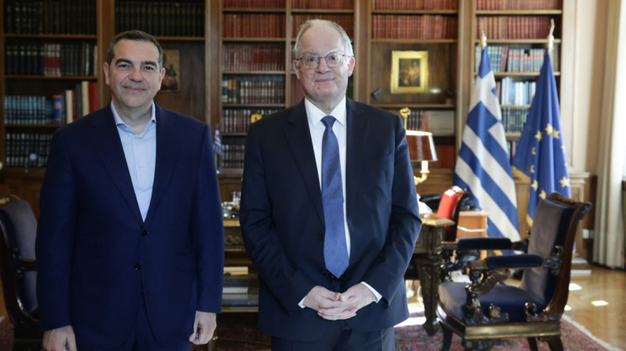Ο Τσίπρας έφυγε με ωραία δώρα - και την συμπάθεια της μητέρας του Κώστα Τασούλα - από το Προεδρικό