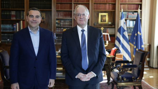 Ο Τσίπρας έφυγε με ωραία δώρα - και την συμπάθεια της μητέρας του Κώστα Τασούλα - από το Προεδρικό