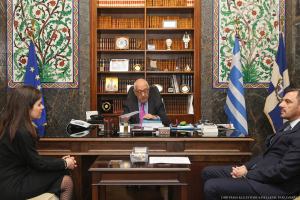Παραδόθηκε στον Κακλαμάνη το Πόρισμα της Εξεταστικής για τον ΟΠΕΚΕΠΕ