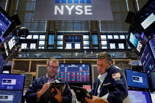 Πιέσεις από κοροναϊό και μάκρο δέχεται η Wall Street