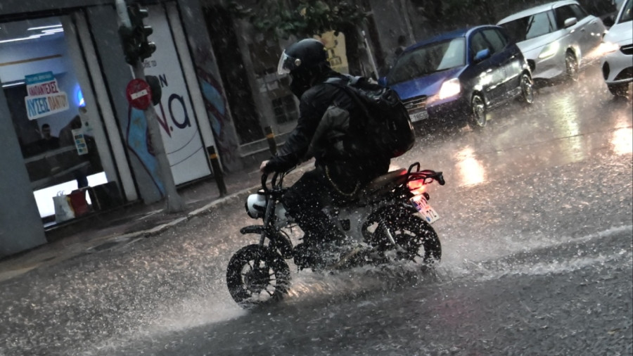«Άνοιξαν οι ουρανοί» στην Αττική – Ισχυρή βροχόπτωση και αναφορές για χαλάζι