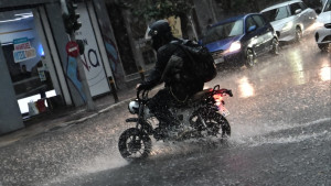 «Άνοιξαν οι ουρανοί» στην Αττική – Ισχυρή βροχόπτωση και αναφορές για χαλάζι