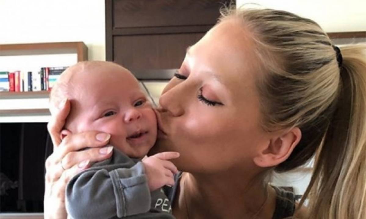 Η Anna Kournikova χορεύει με τον 4 μηνών γιο της(βίντεο)