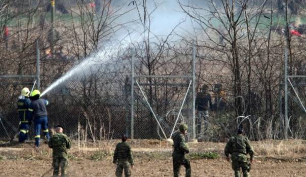 Έβρος: Προσπάθησαν να ρίξουν τον φράκτη με σχοινιά και γάντζους