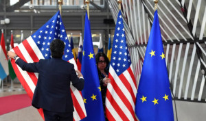 Η ΕΕ επιβάλλει δασμούς €26 δισ. σε αμερικανικά προϊόντα