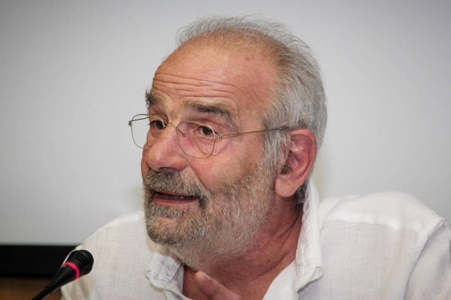 «Δεν είμαι μέντορας του Τσίπρα», λέει ο Αλαβάνος, αλλά ποιον πείθει;