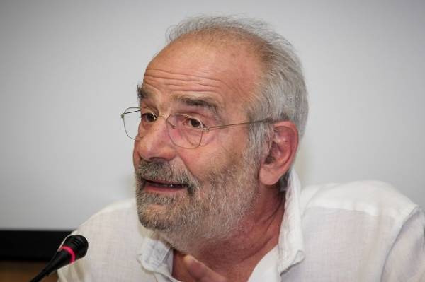 «Δεν είμαι μέντορας του Τσίπρα», λέει ο Αλαβάνος, αλλά ποιον πείθει;
