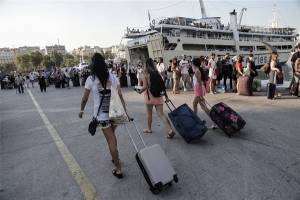 Αυξημένη κίνηση στα λιμάνια-Έλεγχοι επιβατών και δικαιολογητικά