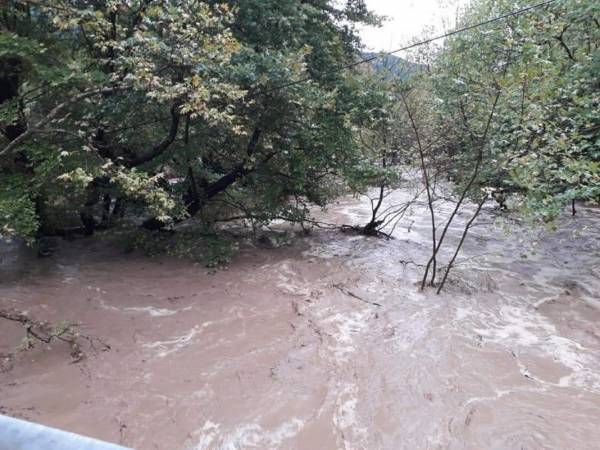 Κακοκαιρία σαρώνει τη χώρα- Εκκενώνονται περιοχές- Πού χρειάζεται προσοχή