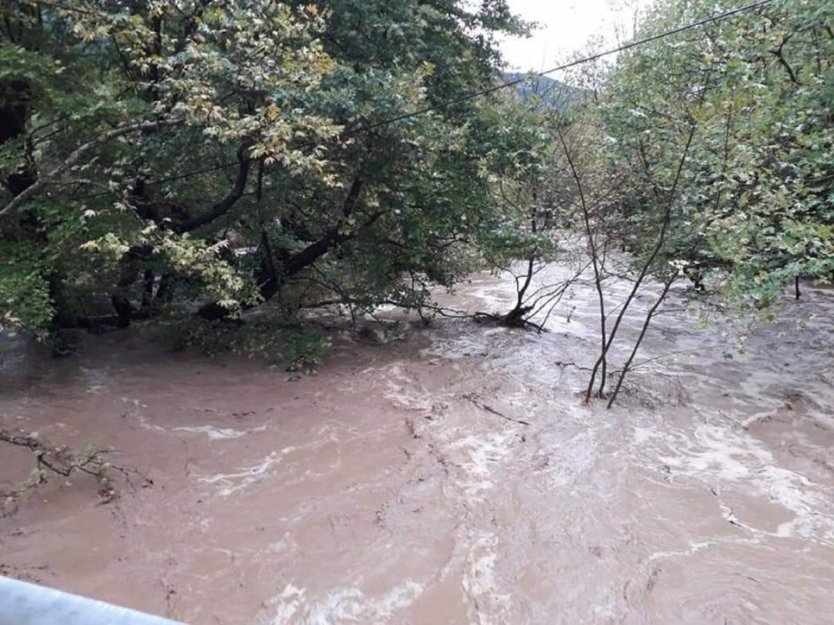 Κακοκαιρία σαρώνει τη χώρα- Εκκενώνονται περιοχές- Πού χρειάζεται προσοχή