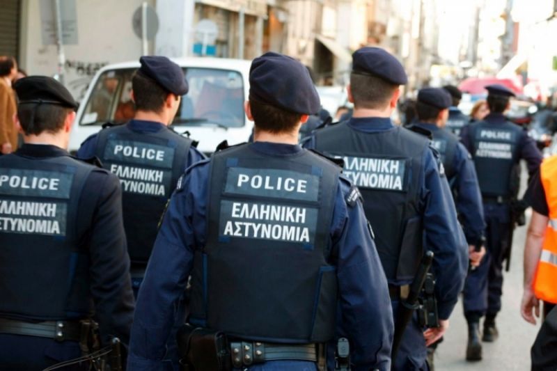 Έφοδοι από το Εσωτερικών Υποθέσεων σε αστυνομικά τμήματα για σχέσεις με τη Χρυσή Αυγή