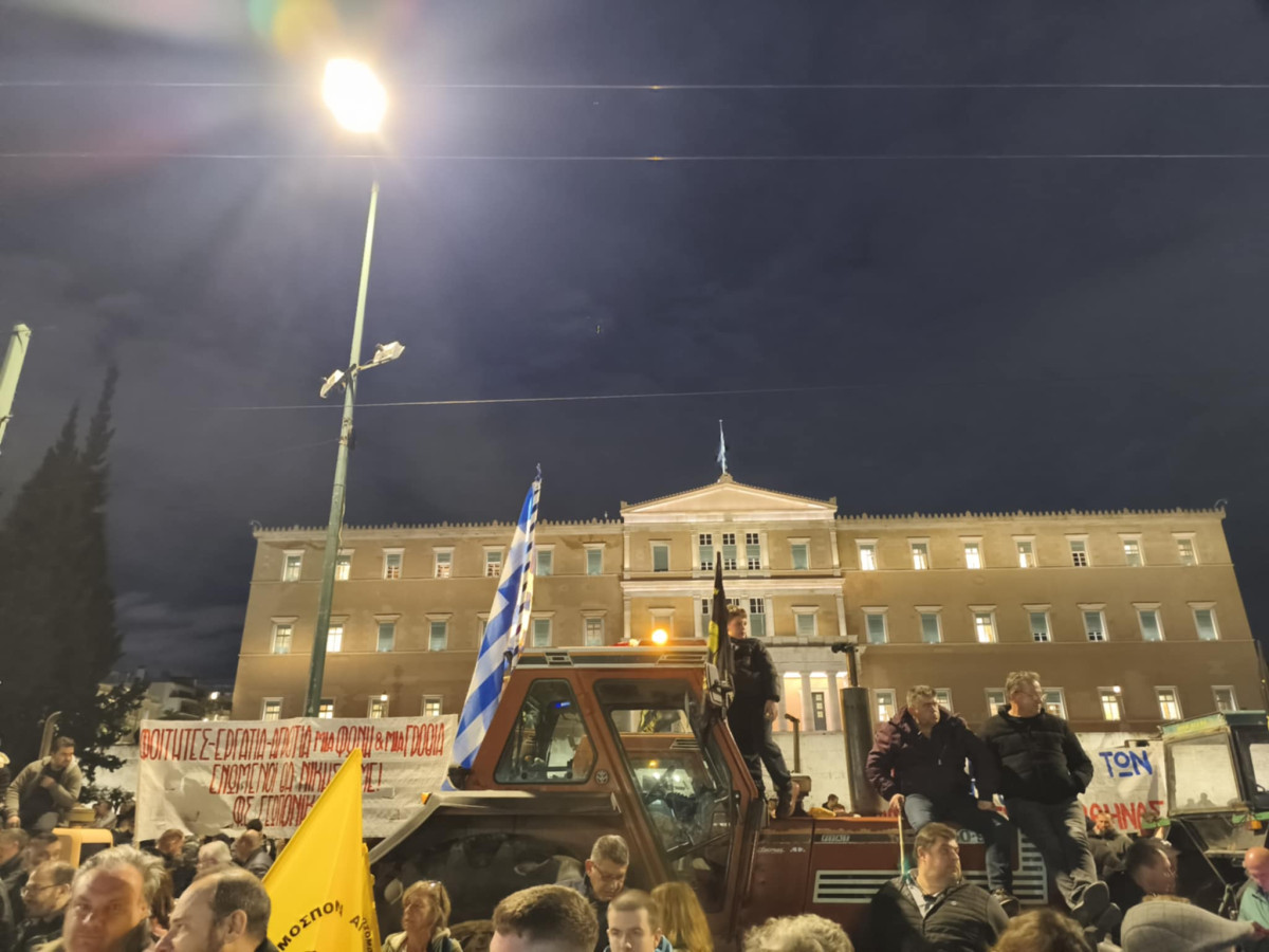Έξω από τη Βουλή τα τρακτέρ: Ξεκίνησε το αγροτικό συλλαλητήριο - Κλειστό το Σύνταγμα (upd)