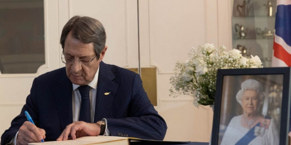 Θα παραστεί στην κηδεία της Ελισάβετ ο Αναστασιάδης