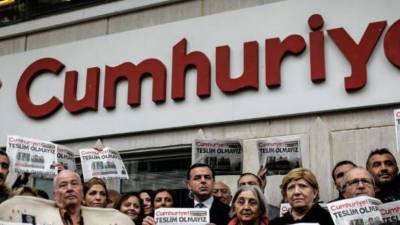 Τουρκία: Επιστρέφουν στη φυλακή έξι στελέχη της Cumhuriyet
