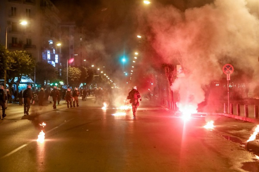 Πολυτεχνείο: Επεισόδια μετά τις πορείες σε Αθήνα, Θεσσαλονίκη και Πάτρα