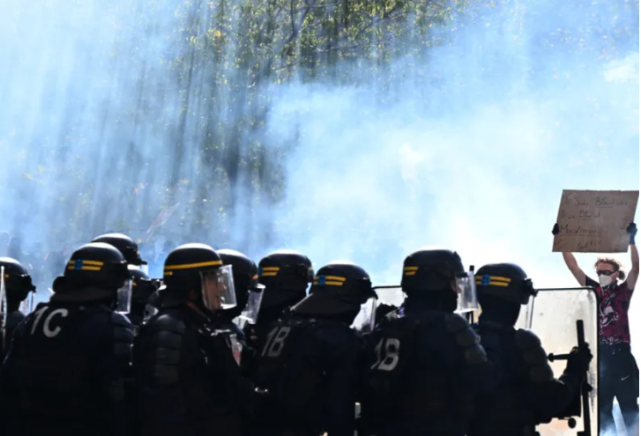 Γαλλία: Χάος στους δρόμους με έναν νεκρό και 1.200 συλλήψεις – Στις 21:00 διάγγελμα Μακρόν