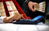Καταθέσεις 2,5 δισ. «έφυγαν» από τις τράπεζες σε 45 μέρες