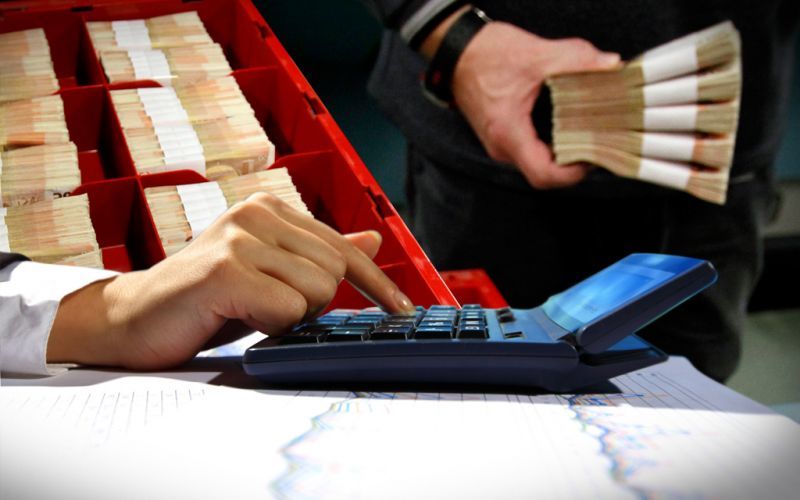 Καταθέσεις 2,5 δισ. «έφυγαν» από τις τράπεζες σε 45 μέρες