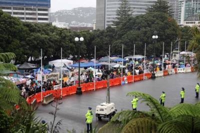 Νέα Ζηλανδία: Με Barry Manilow «απαντούν» οι αρχές στους διαδηλωτές