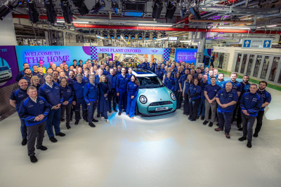 Το εργοστάσιο της MINI στην Οξφόρδη γιορτάζει την έναρξη παραγωγής του νέου MINI Cooper