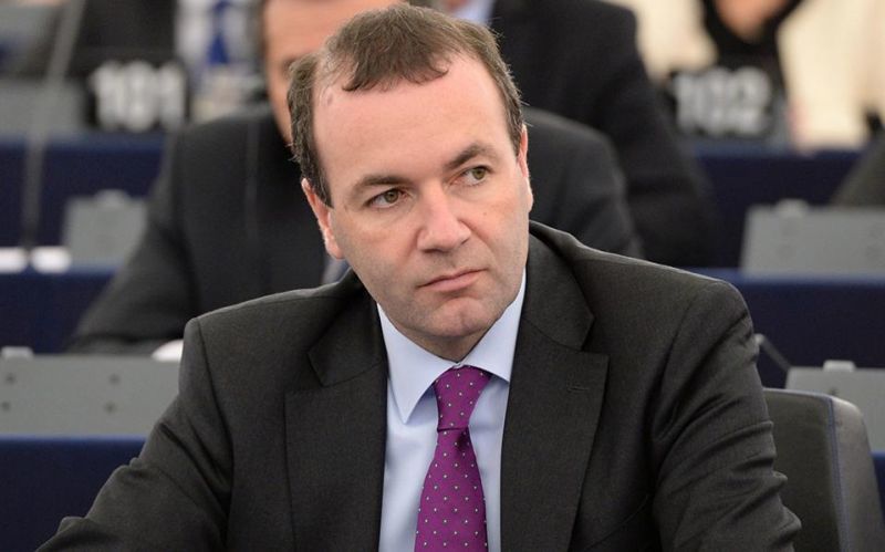 Βέμπερ: Ακόμα και χρήση όπλων ενάντια στους διακινητές προσφύγων