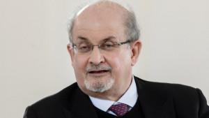 Σαλμάν Ρουσντί: Παραμένει διασωληνωμένος, ίσως χάσει ένα μάτι-Ταυτοποιήθηκε ο δράστης