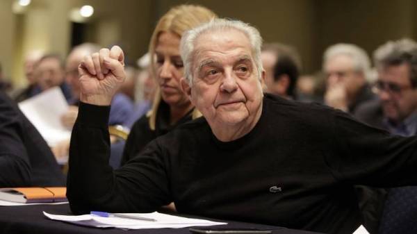 Γεροβασίλη και Φλαμπουράρης βάπτισαν τρία παιδάκια Ρομά