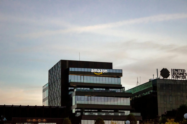 Amazon: Επένδυση άνω του $1 δισ. για αυξήσεις μισθών και μείωση κόστους υγειονομικής περίθαλψης