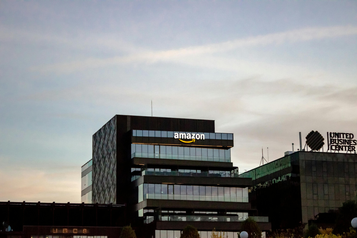 Amazon: Επένδυση άνω του $1 δισ. για αυξήσεις μισθών και μείωση κόστους υγειονομικής περίθαλψης