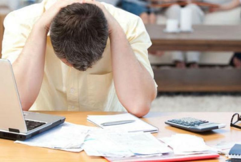 «Ματώνουν» από φόρους και εισφορές οι ελεύθεροι επαγγελματίες (παραδείγματα)