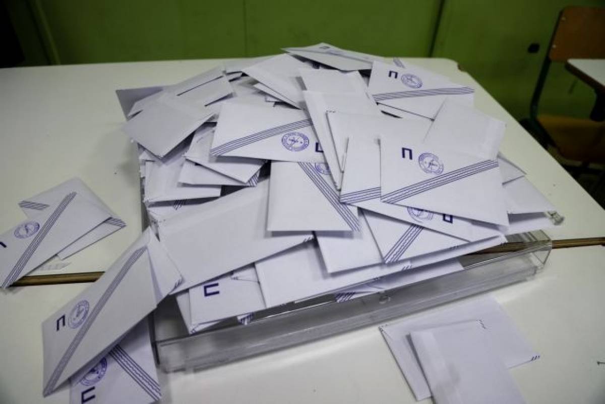 Δημοσκόπηση MRB: Στην αυτοδυναμία οδεύει η ΝΔ - Τα σενάρια