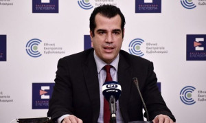 O Πλεύρης για τον ναζιστικό χαιρετισμό του πατέρα του: Aποκτήνωση!