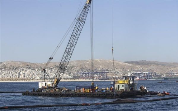 Πώς εξελίσσονται οι εργασίες απορρύπανσης του Σαρωνικού