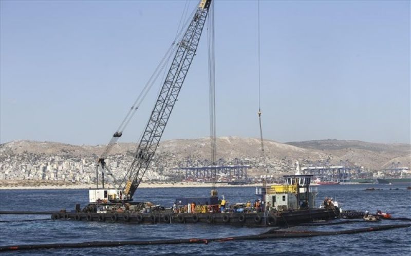 Πώς εξελίσσονται οι εργασίες απορρύπανσης του Σαρωνικού