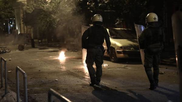 Προσαγωγές και συλλήψεις μετά από επεισόδια στα Εξάρχεια