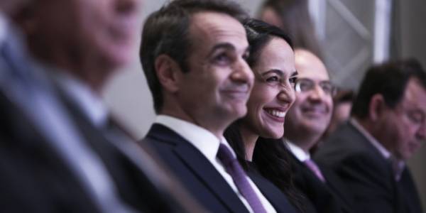 Υιοθεσίες-αναδοχές: Ο Πρωθυπουργός ανακοίνωσε 202 συνδέσεις παιδιών με υποψήφιους γονείς