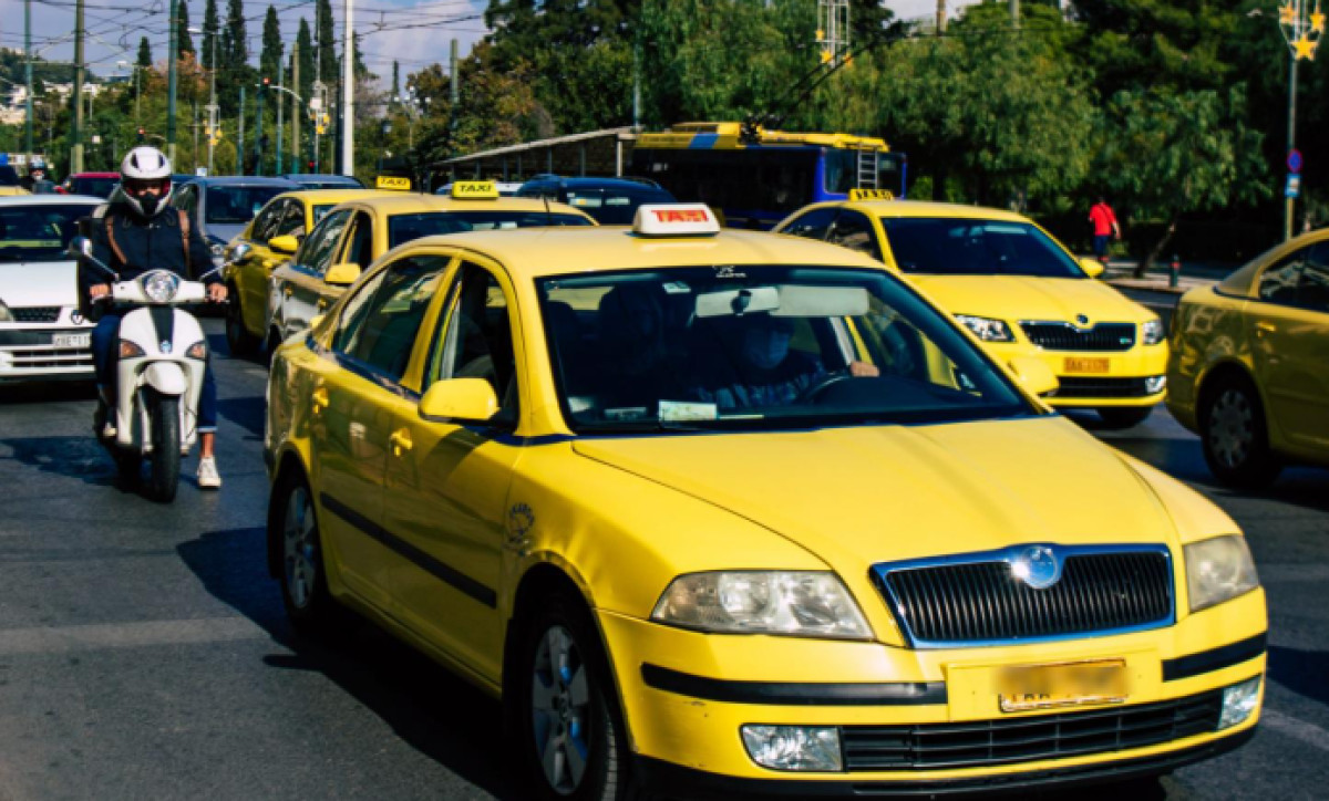 Θετική η ομοσπονδία ταξί για τις επιδοτούμενες μεταφορές τα σαββατοκύριακα