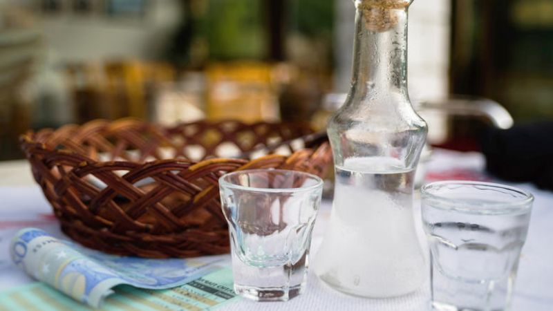 Με «επικαθήμενο» το λαθρεμπόριο χύμα τσίπουρου