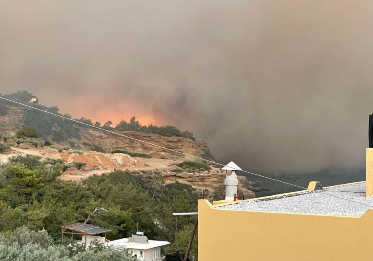 Πυρκαγιά στην Αχλιά Λασιθίου: Δύσκολη νύχτα για την Πυροσβεστική με ενεργό μέτωπο