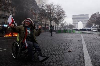 Εικόνες χάους στο Παρίσι με τα «Κίτρινα Γιλέκα»-Έκτακτη σύσκεψη Μακρόν