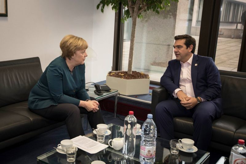 «Σφιχτή» η Μέρκελ για το χρέος, πιο θετικός ο Ολάντ