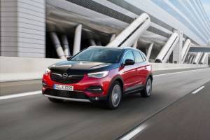 Το Grandland X Hybrid4 της Opel μπαίνει στην πρίζα